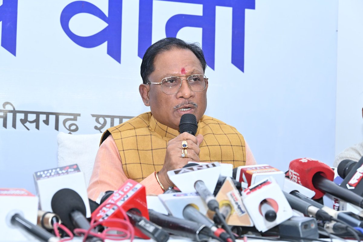 अधिकारी-कर्मचारियों तथा मीडियाबंधुओं के हित में मुख्यमंत्री श्री <a href="/vishnudsai/">Vishnu Deo Sai</a> के पांच अहम फैसले:-

• सरकारी कर्मचारियों का डीए चार फीसदी बढ़ाया गया, जिसका लाभ पेंशनरों को भी मिलेगा।

• सातवें वेतनमान के एरियर्स के अंतिम किश्त की राशि भी मिलेगी।

• कर्मचारियों की समस्याओं के