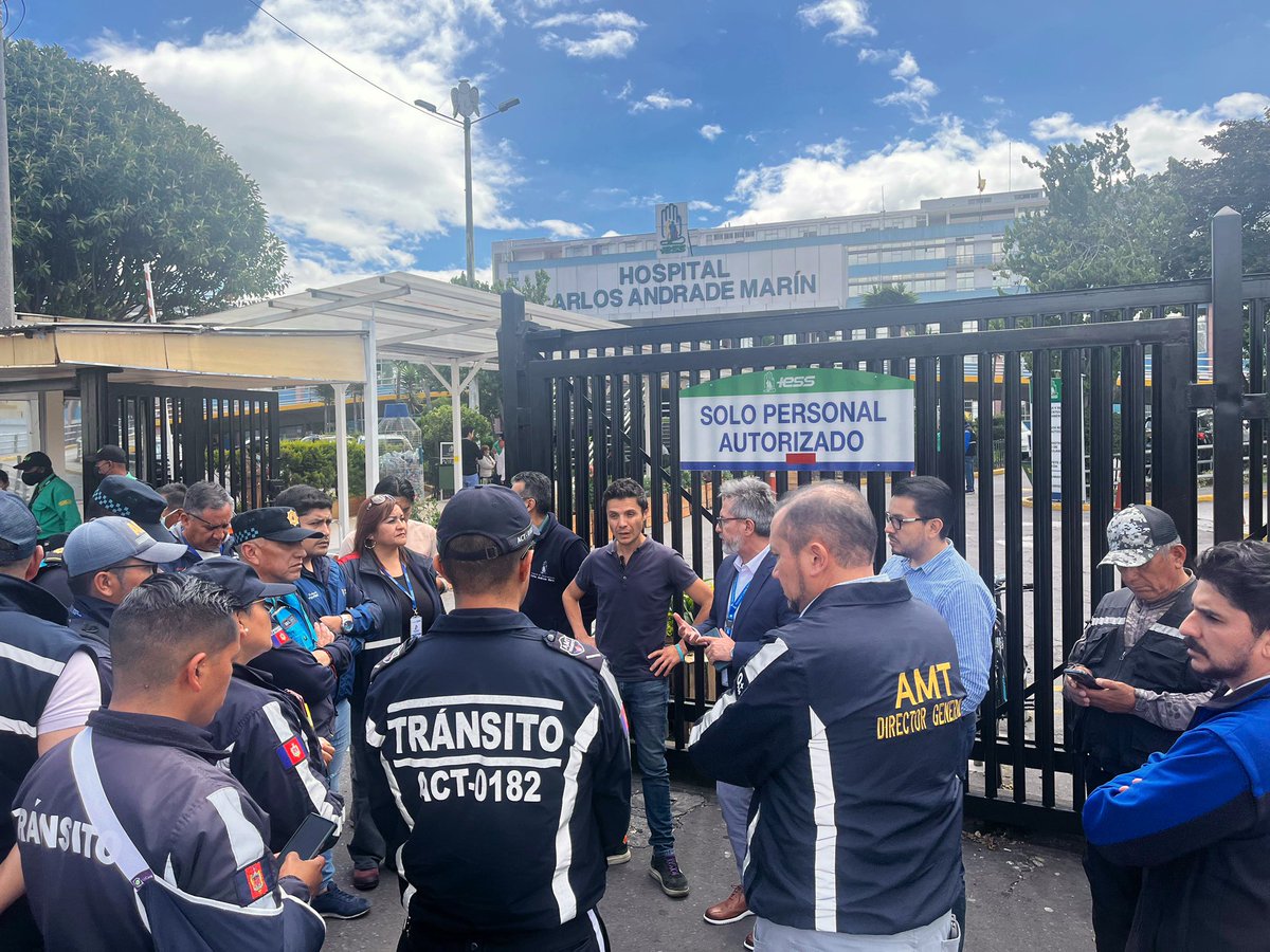 Pacientes y personal del Hospital <a href="/HCAM_IESS/">Hospital Carlos Andrade Marín</a> denunciaron ventas informales en las aceras, desechos y obstrucción en emergencia. Creamos mesa técnica, dialogamos con comerciantes e implementamos controles, logrando ordenar la zona. ¡Gracias por la colaboración!