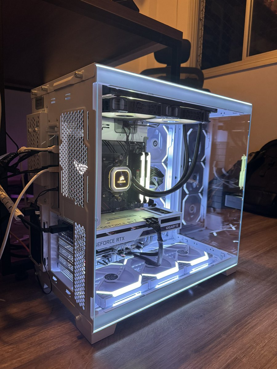 dssprKL's tweet photo. Up de gabinete 
Lian Li O11D Evo RGB
B550 E ROG
5800X3D
2x16GB 3600MHz Fury
3060 ti Vision OC
1TB NVMe Kingston Renegade
1200W Corsair
H115i Platinum 280mm
6x Uni Fan Redragon-Lian Li 

#Tera15do03 @RobertoLimaTech https://t.co/4gjGT7FFWG
