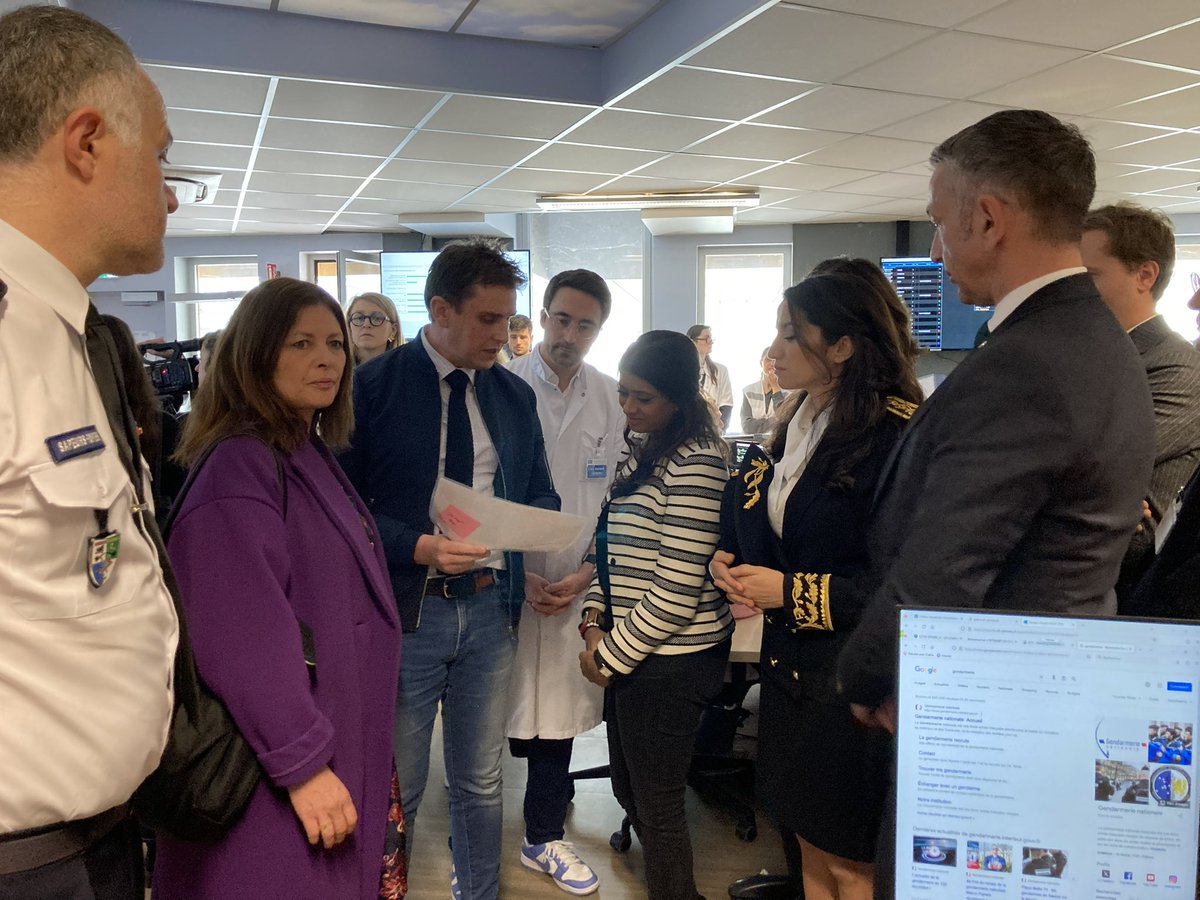 Assum_33's tweet photo. Fruit de la collaboration ville/hopital, @priscathevenot @AlexMartin33000 @LydiaGuirous @_SERRE_OLIVIER visitent le #SAS33 (Service d’Accès aux Soins) : une réponse aux Soins Non Programmés pour la population Girondine @Assum_33 @ARS_NAquit @CHUBordeaux @gouvernementFR @Bordeaux https://t.co/Qm78u7K1qY