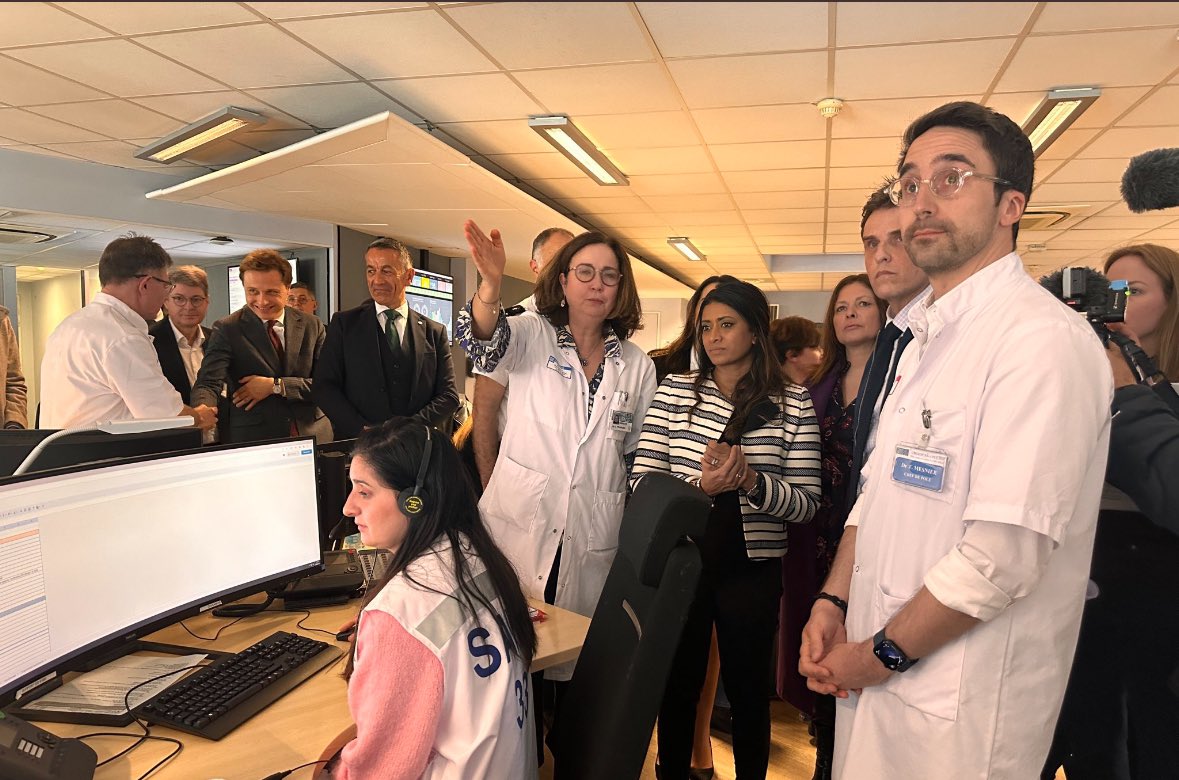 Assum_33's tweet photo. Fruit de la collaboration ville/hopital, @priscathevenot @AlexMartin33000 @LydiaGuirous @_SERRE_OLIVIER visitent le #SAS33 (Service d’Accès aux Soins) : une réponse aux Soins Non Programmés pour la population Girondine @Assum_33 @ARS_NAquit @CHUBordeaux @gouvernementFR @Bordeaux https://t.co/Qm78u7K1qY