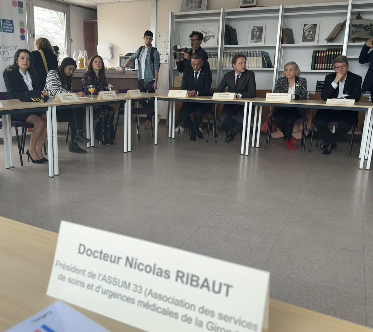 Assum_33's tweet photo. Fruit de la collaboration ville/hopital, @priscathevenot @AlexMartin33000 @LydiaGuirous @_SERRE_OLIVIER visitent le #SAS33 (Service d’Accès aux Soins) : une réponse aux Soins Non Programmés pour la population Girondine @Assum_33 @ARS_NAquit @CHUBordeaux @gouvernementFR @Bordeaux https://t.co/Qm78u7K1qY