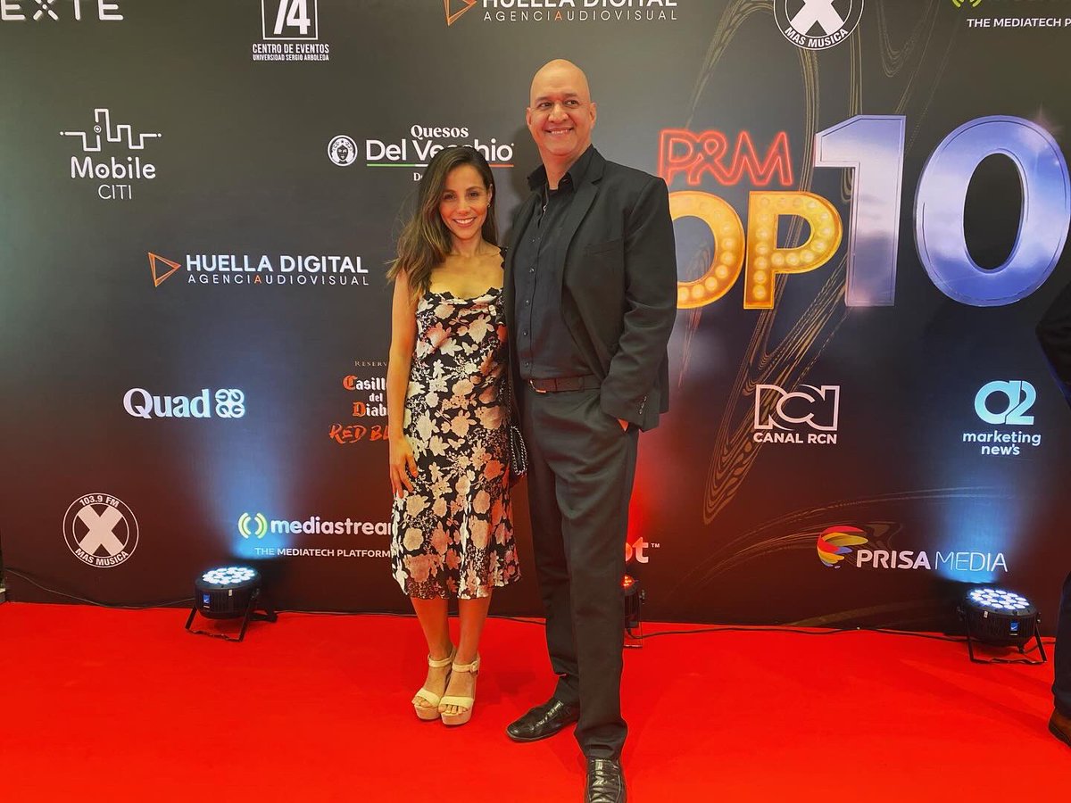 ricardenas_mkt's tweet photo. Gran noche la del #Top10PyM de la @revistapym
No gané pero sentí como si lo hubiera hecho porque recibir todos los mensajes que me enviaron en verdad es una gran fortuna y bueno, supongo que quedar de tercero entre todos los profesores de publicidad en Colombia no está nada mal. https://t.co/w1vhOXJy2l