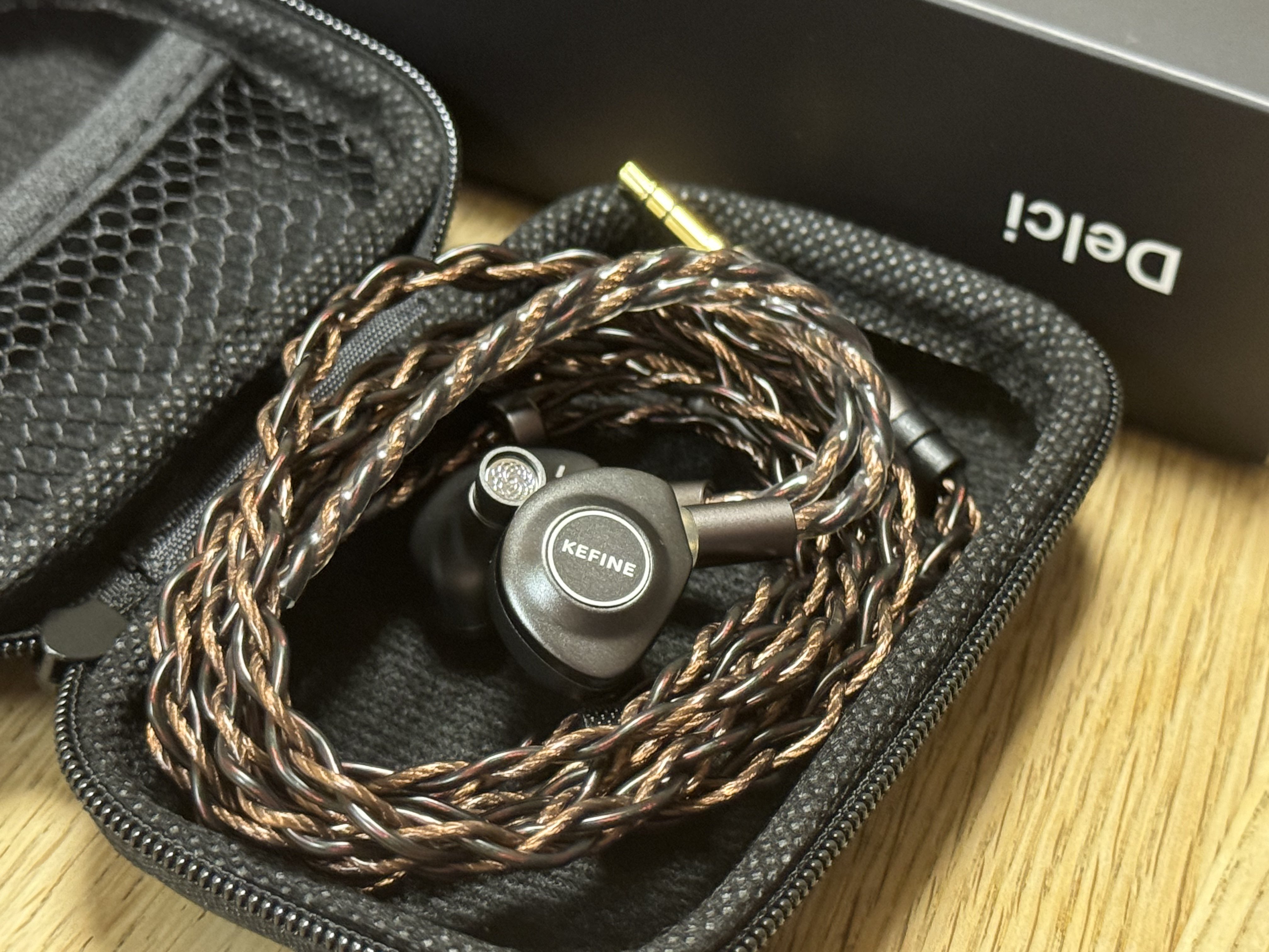 レビュー：KEFINE Delci DLCドライバで暖色暗めドンシャリの質実