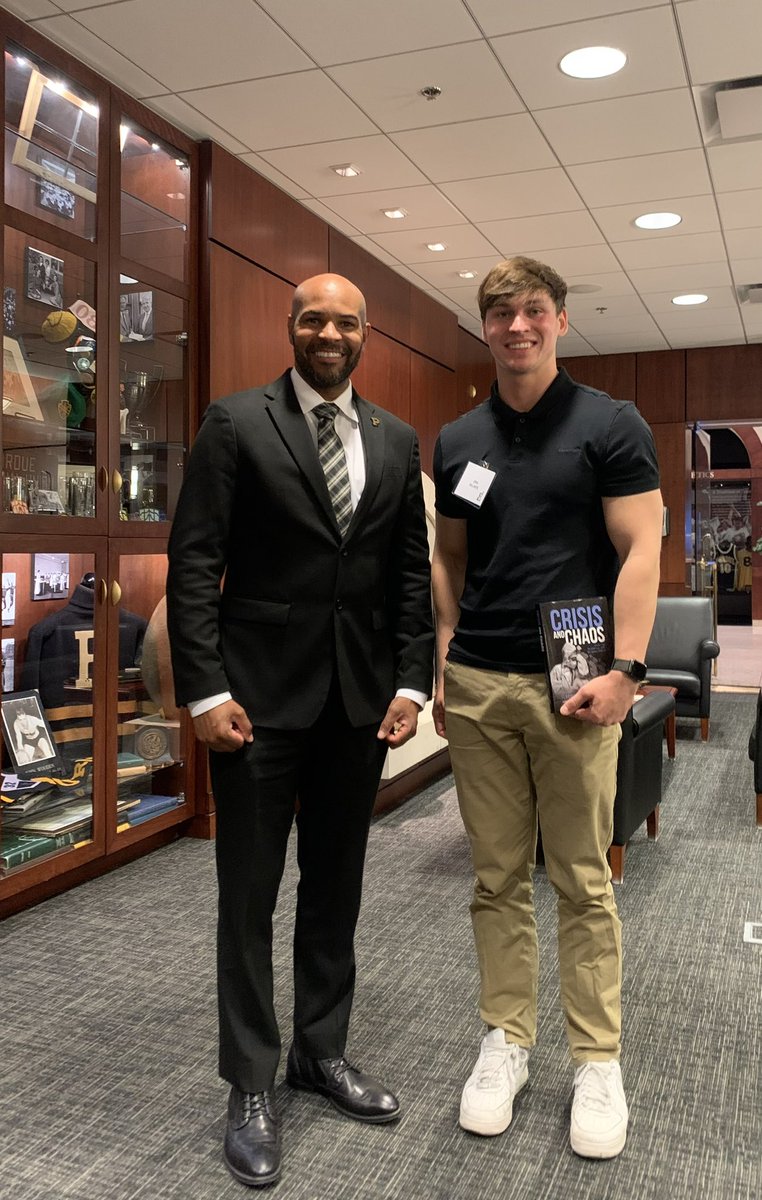 FranceFamilyFam's tweet photo. An elite evening for Erik at Purdue, dining at the table with the former US Surgeon General Dr. Jerome Adams. Pretty cool having a “good luck with med school” message from the Former Surgeon General himself! 📚🌟🇺🇸 ! #Purdue #Boilerup https://t.co/ElRo1xOvcw
