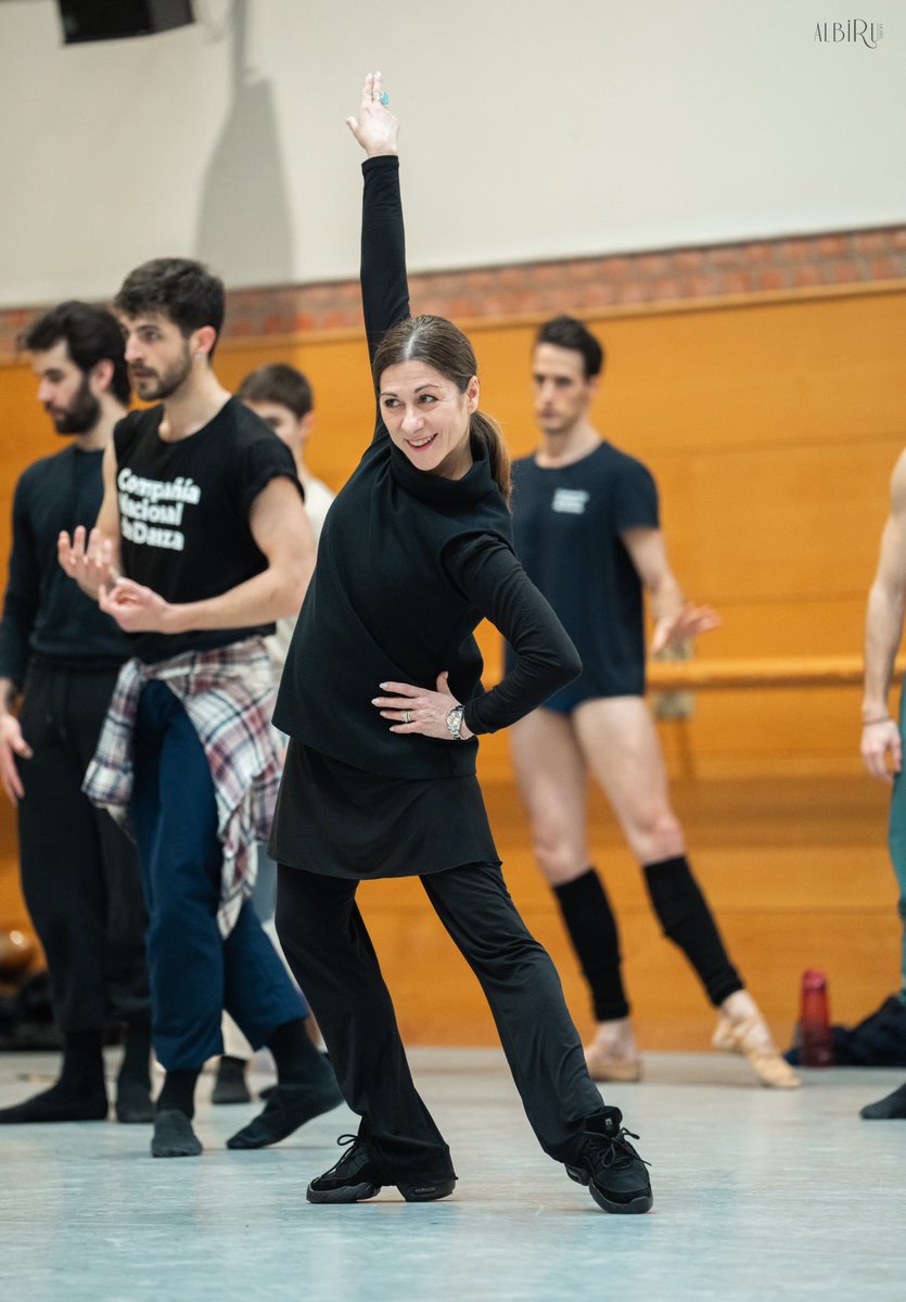 Esta semana han comenzado los ensayos de una nueva pieza: Le Jeune homme et la mort. Para preparar a los bailarines la maestra italiana Paola Vismara ha instruido la clase estos últimos días Os esperamos en @TeatrosCanal. 18-21 de abril ÚLTIMAS ENTRADAS @culturagob @INAEM_Cultura