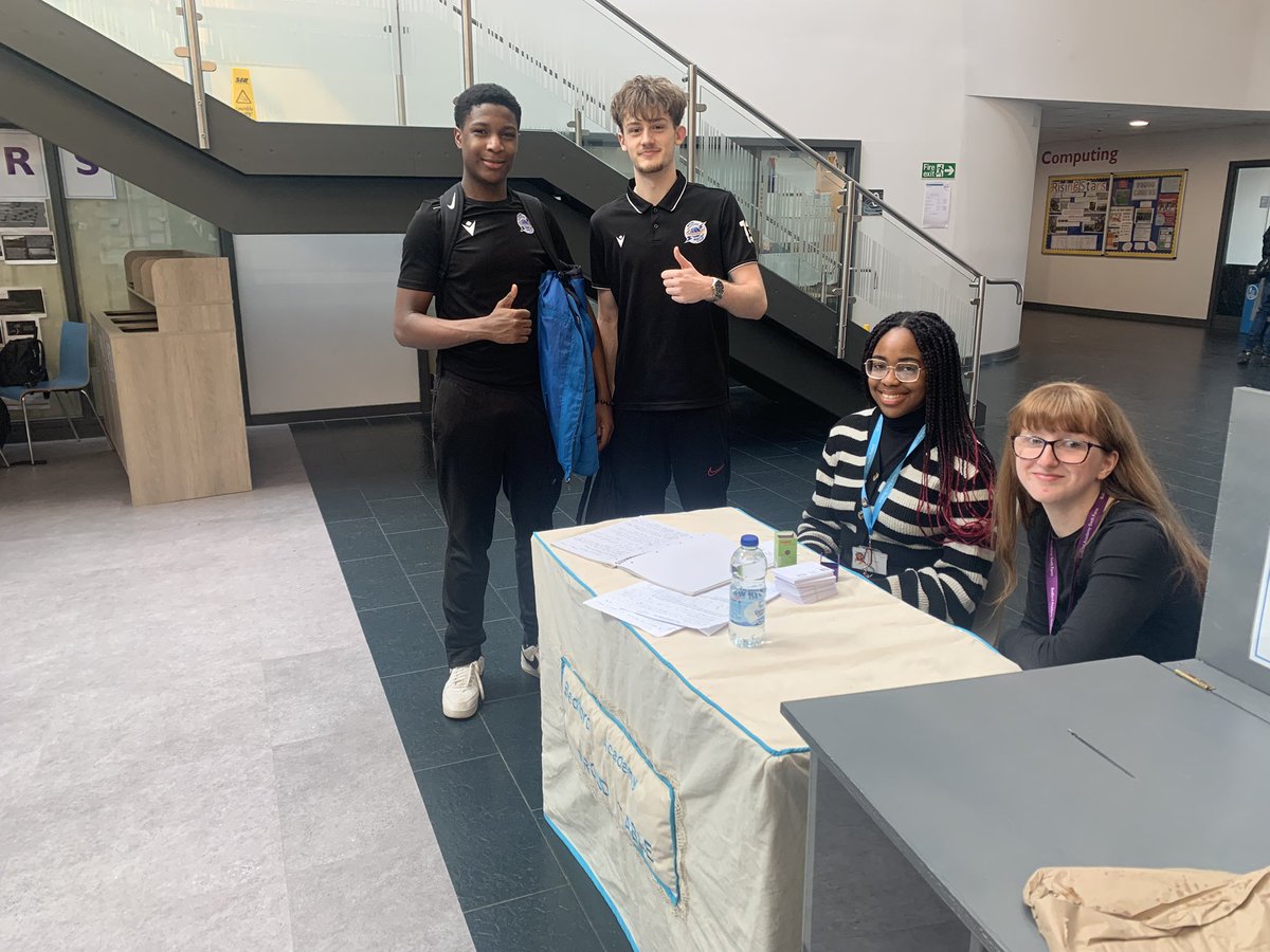 MrsLHarrop's tweet image. Sixth Form students @Bedford_Academy leading the proud table again today. Great to see some KS5 work being presented today too 🤩🥳 #thebaway #proudtable