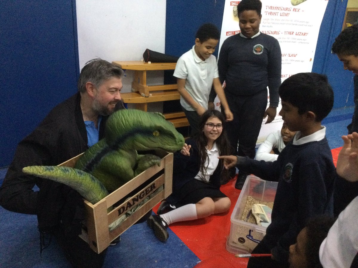 A great end to an exciting Science Week at Southmead with a dinosaur fossil workshop  #BSW24