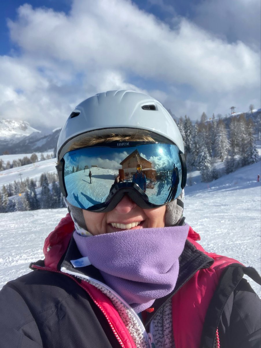 emilys_pine's tweet photo. Happy #NationalCancerCNSDay 🥳🥳🥳 To each and every one of you amazing people, I take my hat off to you. And to those in retirement - like our very own Margaret (skiing!) Anne and Vicky - who have passed on their wisdom, I salute you 🫡 

#ForTheOneInTwo https://t.co/1kcxvT6xdq