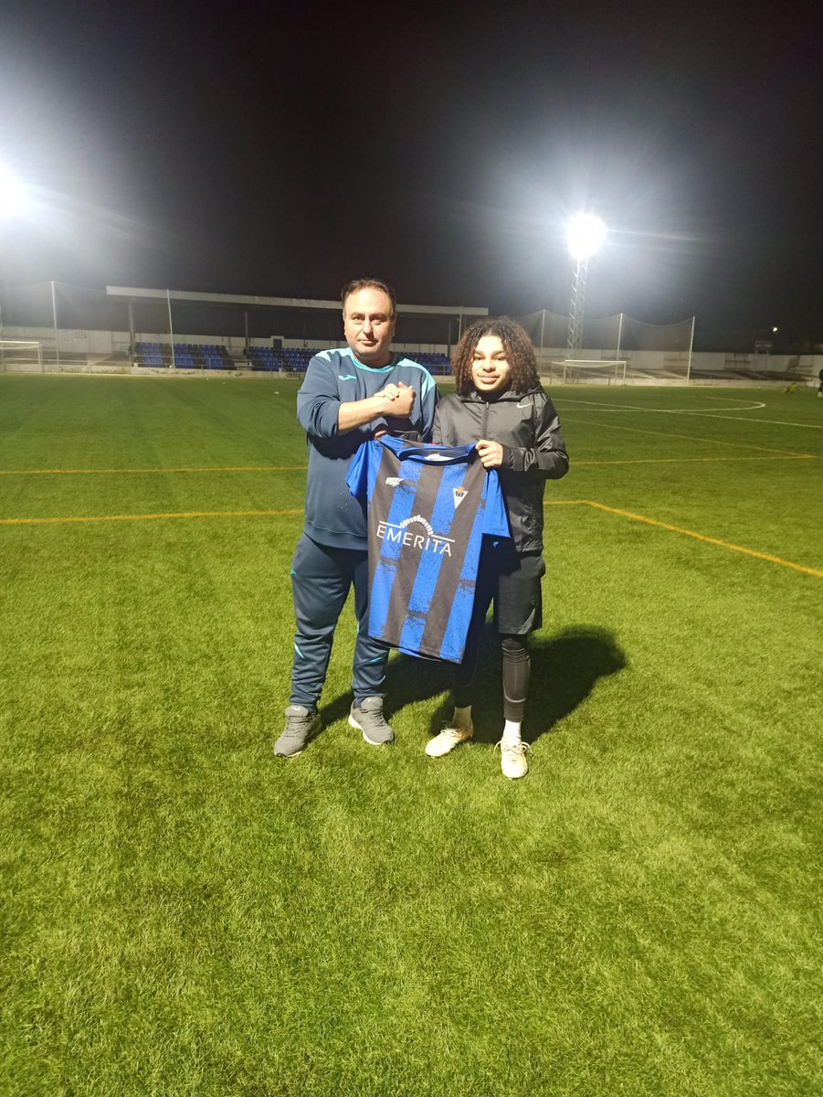 Ismael Ponce y Vazquez

Temporadas 
24/01/2003
2012-2019 : Rsca Anderlecht (Bélgica)

2019-2021 : CD Tenerife juvenil división de Honor (España)

2021-2023 : CF Reus (España)

Zurdo
Posición: medio ofensivo o extremo.

Bienvenido Ismael
Al club deportivo HERRERIAS 💙🖤