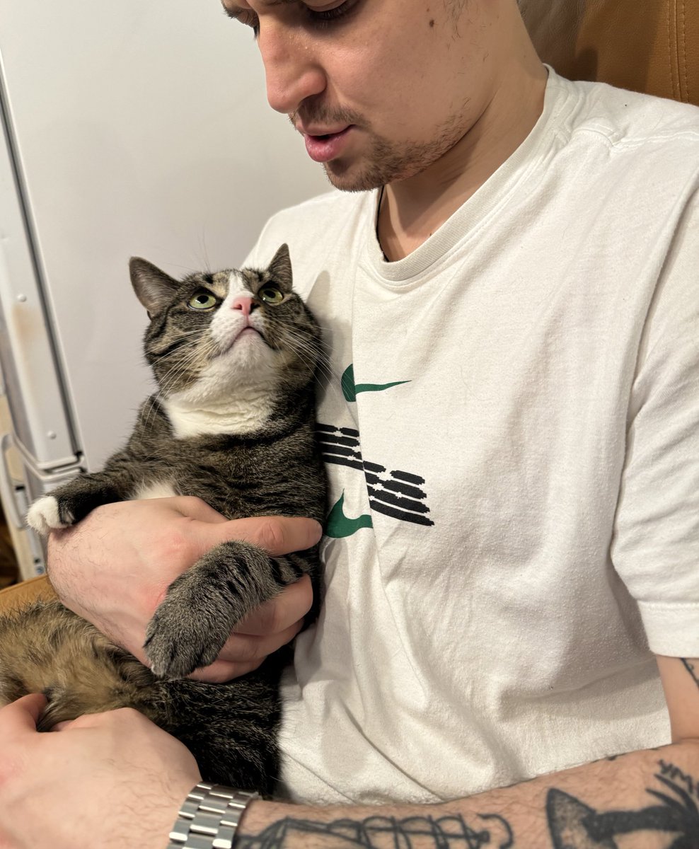brunaxvc's tweet photo. the way she looks at him  🥹 https://t.co/QfO691xN4k