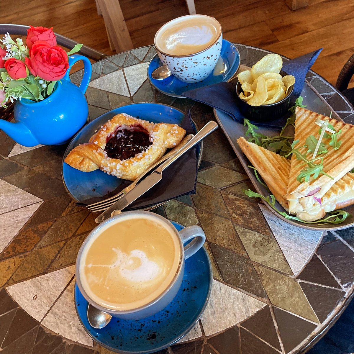 LeanneNorris's tweet photo. Another work meeting, another danish…. I honestly don’t know how I cope under all this pressure sometimes 🤣

#webdesign #webdesigner #wordpress #meeting #client #freelance #workingmum #highwycombe #westwycombe #danish #latte #coffee #cafe https://t.co/qXm2QEQEif