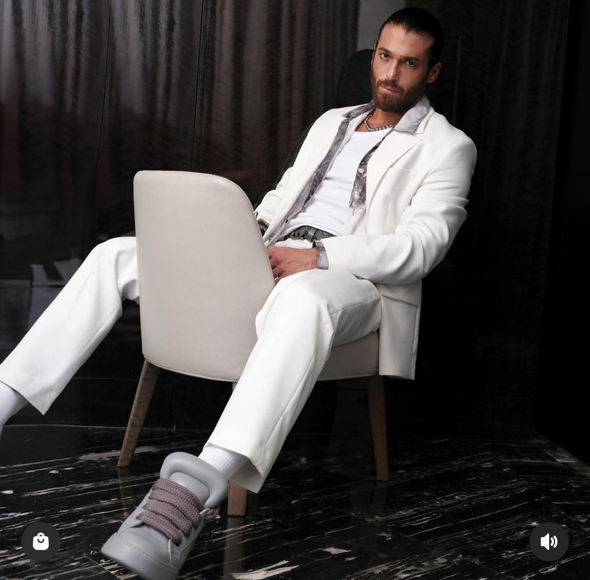 CanYamanNewsInt's tweet photo. #CanYaman IG Post 

Filming is almost here and, as I predicted, I'm back in preparation. Every day non-stop workouts and controlled nutrition, but I haven't forgotten about you!

Thought of a handmade Easter Egg, made of fine chocolate by master chocolatiers and as a special surprise... Wonder if I can resist the temptation... But you eat a piece for me too, I count on it!

I thank my team and my brand for making dreams come true.

Photo taken by:

@tamervilmaz1