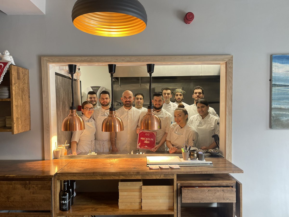 Team dede Rocks✨ Thank you @MichelinGuideUK for another year of trust. We are extremely proud and grateful for this amazing recognition. Thank you to all our family, farmers, Producers. For their support and love they show every single day.🇮🇪☘️🇹🇷❤️⭐️⭐️