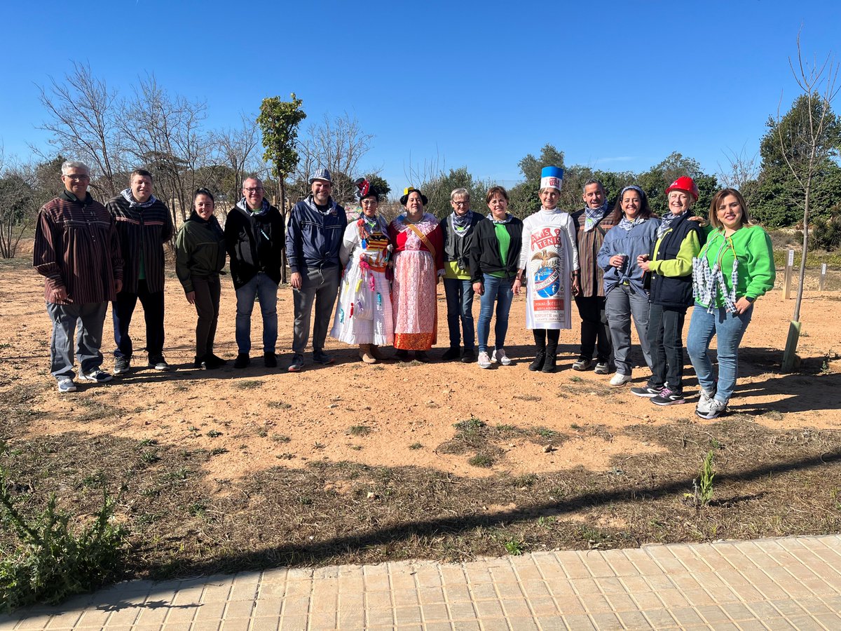Valencians i valencianes, gent de tot el món, en Motiva CEE també estem en falles. Per això, hem celebrat l'últim dia de treball . amb festers majors, pirotècnics, petards, un poquet de cassalla... i una gran comissió!  Tornem el dia 20 amb les piles carregades.