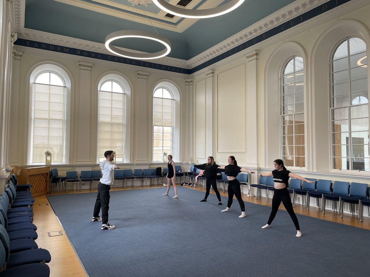 NAActiveSchools's tweet photo. #NASportsAcademy💛🖤
Kicking off our afternoon with special guest Professional choreographer Gavin Williams ⭐️
🟡Working on technique
⚫️learning a routine
🟡Professional Q&A
#DanceLeader #DanceIndustry
@NAASLeadership https://t.co/43UJ2Yle0G