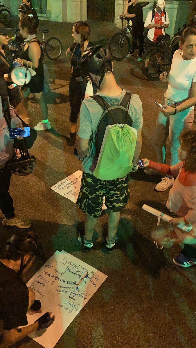 Colectivos ciudadanos del Valle de Aburrá realizaron una firmatón en la Plazuela San Ignacio y presentaron públicamente el Manifiesto - Una gobernanza por el aire limpio, que será radicado en los concejos del área metropolitana.

Enlace del Manifiesto ⬇️

siclas.org/manifiesto-una…