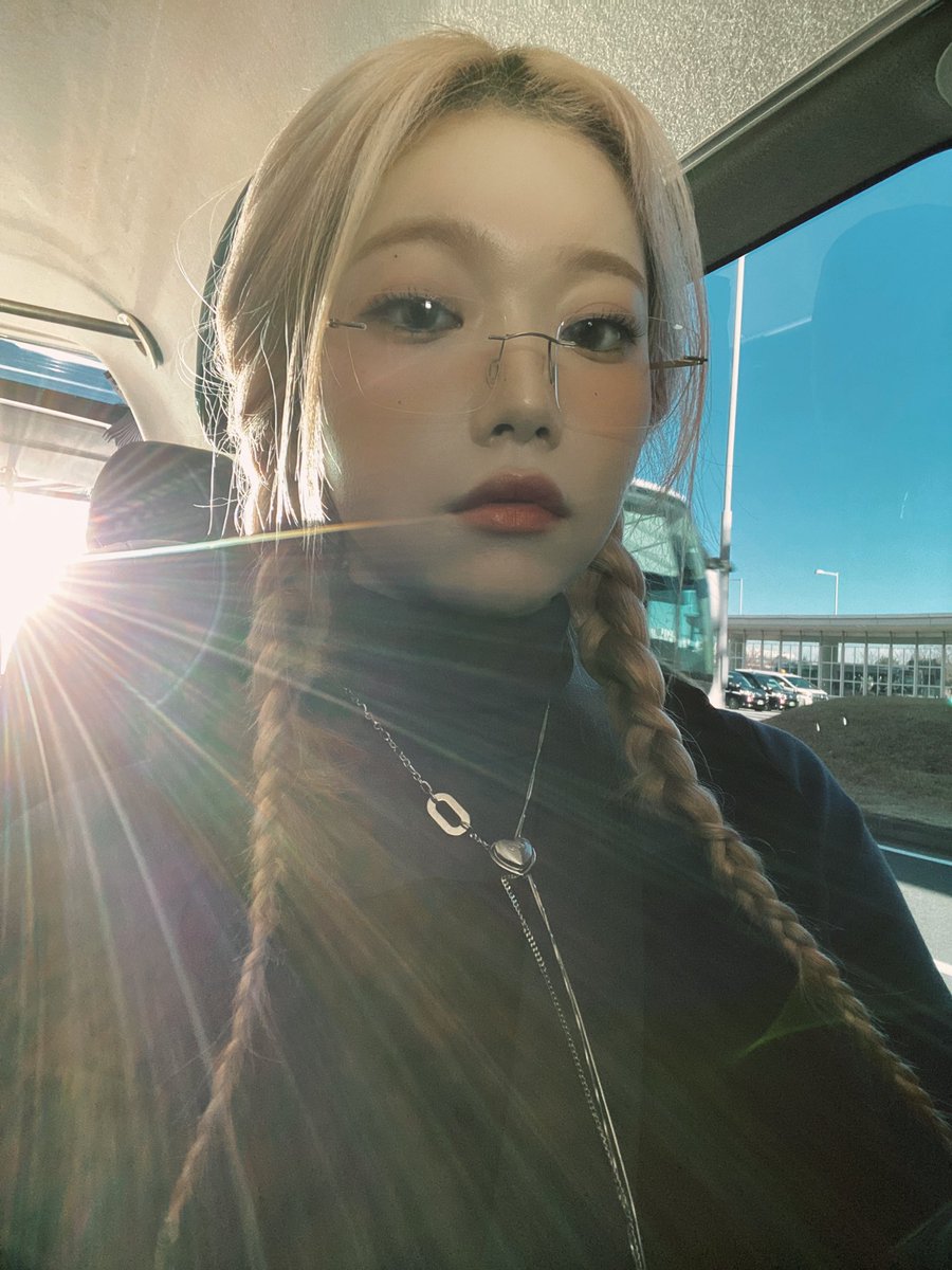 Billlieofficial's tweet photo. [#츠키] 🐰🐰🐰🖤

이쁜거 거 장특♡

#Billlie_Letter https://t.co/TZJnLcSKyp