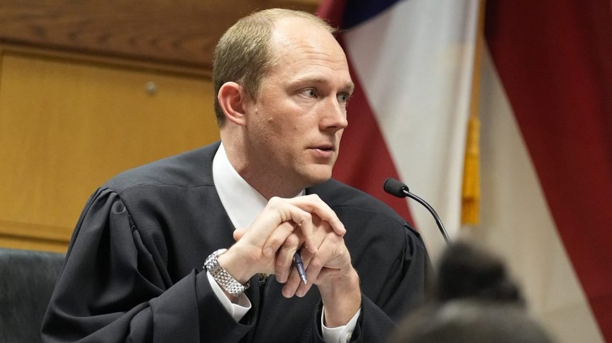 A judge ruled that Fulton County District Attorney Fani Willis (D) or special prosecutor Nathan Wade must step aside before the office can continue its election interference case against former President Trump and his allies. Read the full ruling here: trib.al/Z4j3U34