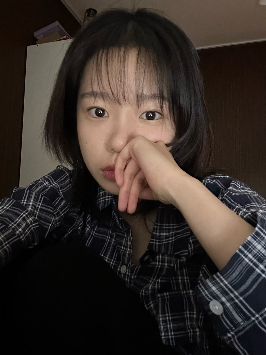 uri_glass's tweet image. Jo yuri really come to bbl to clarify the shirt from today selca is new and have different color+pattern with the old one lmao

She say glassy need to prepare to see this shirt for 20 years bcs she loves it so much, she's going to wear it for a long time 😭😭😭