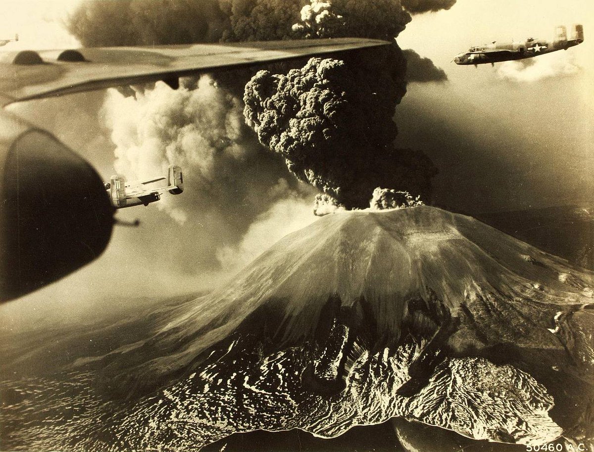 DPCgov's tweet photo. Il #18marzo di 80 anni fa iniziò l'ultima eruzione del #Vesuvio. Migliaia gli evacuati. Napoli fu protetta dai venti che allontanarono la nuvola di cenere e lapilli. Inestimabile il lavoro di Imbò, allora Direttore dell'Osservatorio, che seguì e descrisse le fasi dell'eruzione. https://t.co/phaOHo2P6G