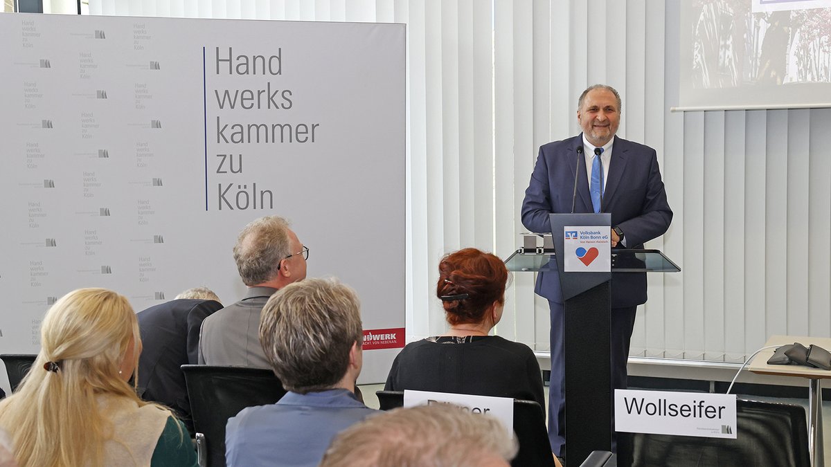 Beim Frühjahrsempfang der HWK ging es u.a. um die Situation des regionalen Handwerks und die Verkehrspolitik in Bonn. Redebeiträge gab es von HWK-Präsident Hans Peter Wollseifer, Katja Dörner, OB der @BundesstadtBonn & Sebastian Schuster, Landrat des Rhein-Sieg-Kreises. 1/2