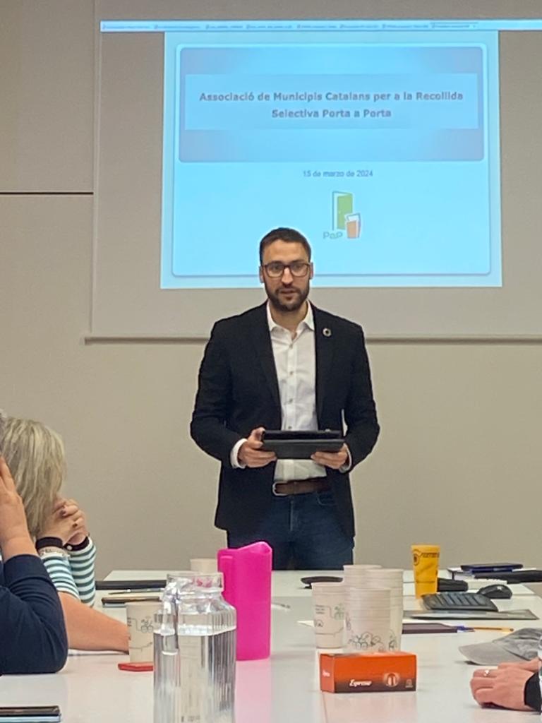 Porta_a_Porta's tweet photo. Avui l'associació #Porta_a_Porta hem explicat a la seu de la @Mancoplana resultats i evolució del PaP a Catalunya i l'experiència de l'associació a municipis de València @mancoriberaalta i associació valenciana municipis PaP dins el #25Tour organitzat per @spora2003 i @entorna3 https://t.co/gWCh37lF9T
