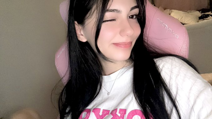Her like 1 opucuk https://t.co/gst3n1hPoP