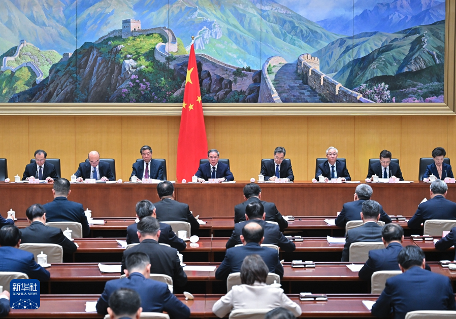 Why read Xi's sideline remarks at the Two Sessions? Premier Li Qiang just convened a rare meeting of all China's state leaders & ministers Told them to 'deeply study & implement the spirit of General Secretary Xi Jinping's important speeches during the National Two Sessions'