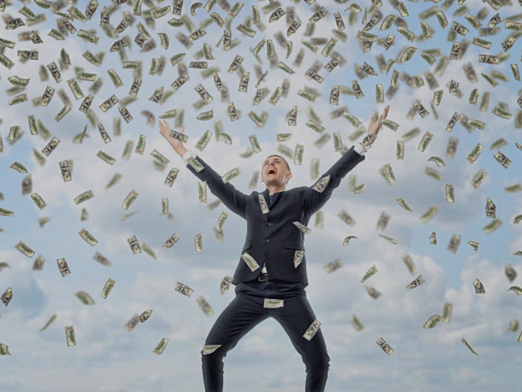 JaimeDaMix's tweet image. ¿Has soñado que ves mucho dinero, te regalan, te ofrecen, ganas o pierdes dinero?
Lo primero que se te viene a la mente al momento de interpretar este sueño es una sensación de abundancia. Aunque es cierto que esta es una de las posibles explicaciones, en realidad no es la única.