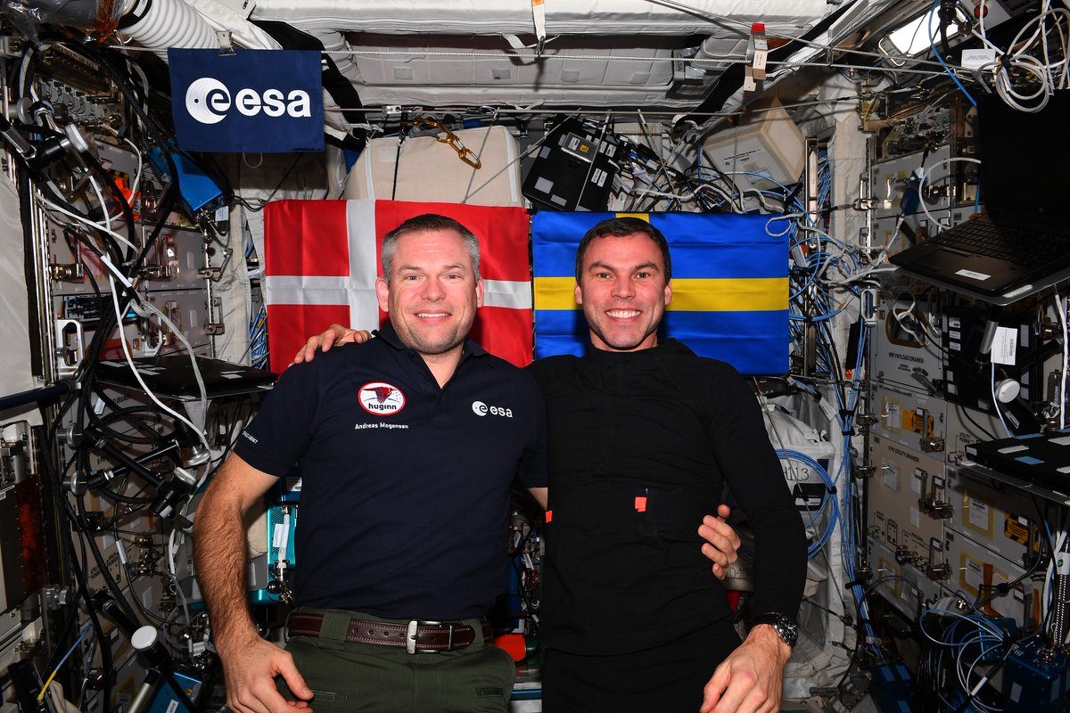✈ Il y a un peu plus d’un mois (le temps passe TRÈS vite), nous étions à l’aéroport de Cologne pour accueillir l’astronaute de projet suédois 🇸🇪 @astro_marcus. Il rentrait après 21 jours dans l’espace (18 à bord de la Station) d’une mission de courte durée, baptisée #Muninn. 🪂…