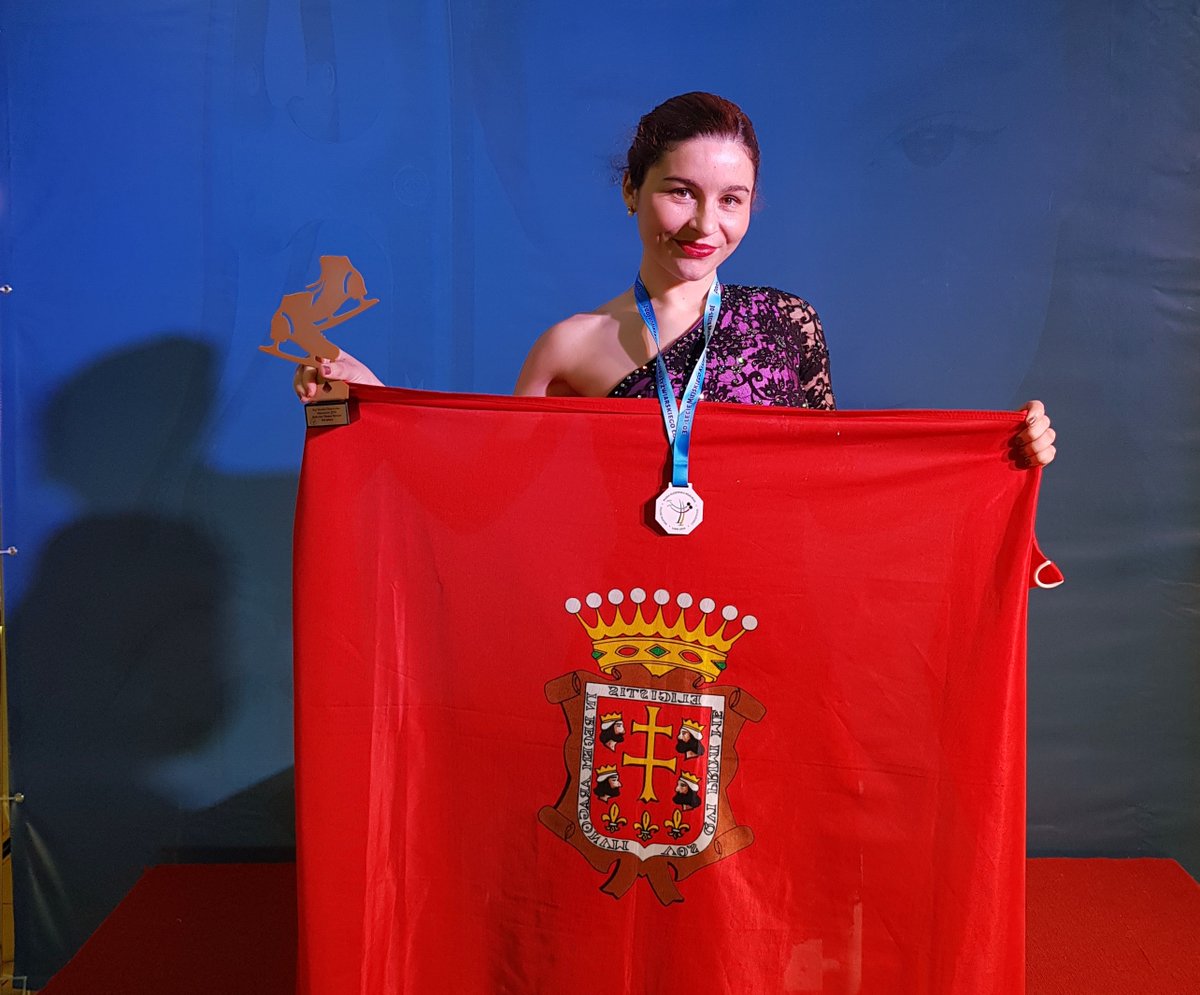 Ángela Martín-Mora, patinadora del @clubhielojaca, ha hecho historia para España en la modalidad de Solo Danza durante su reciente participación en una competición celebrada en Polonia. +INFO: clubhielojaca.com/angela-martin-…