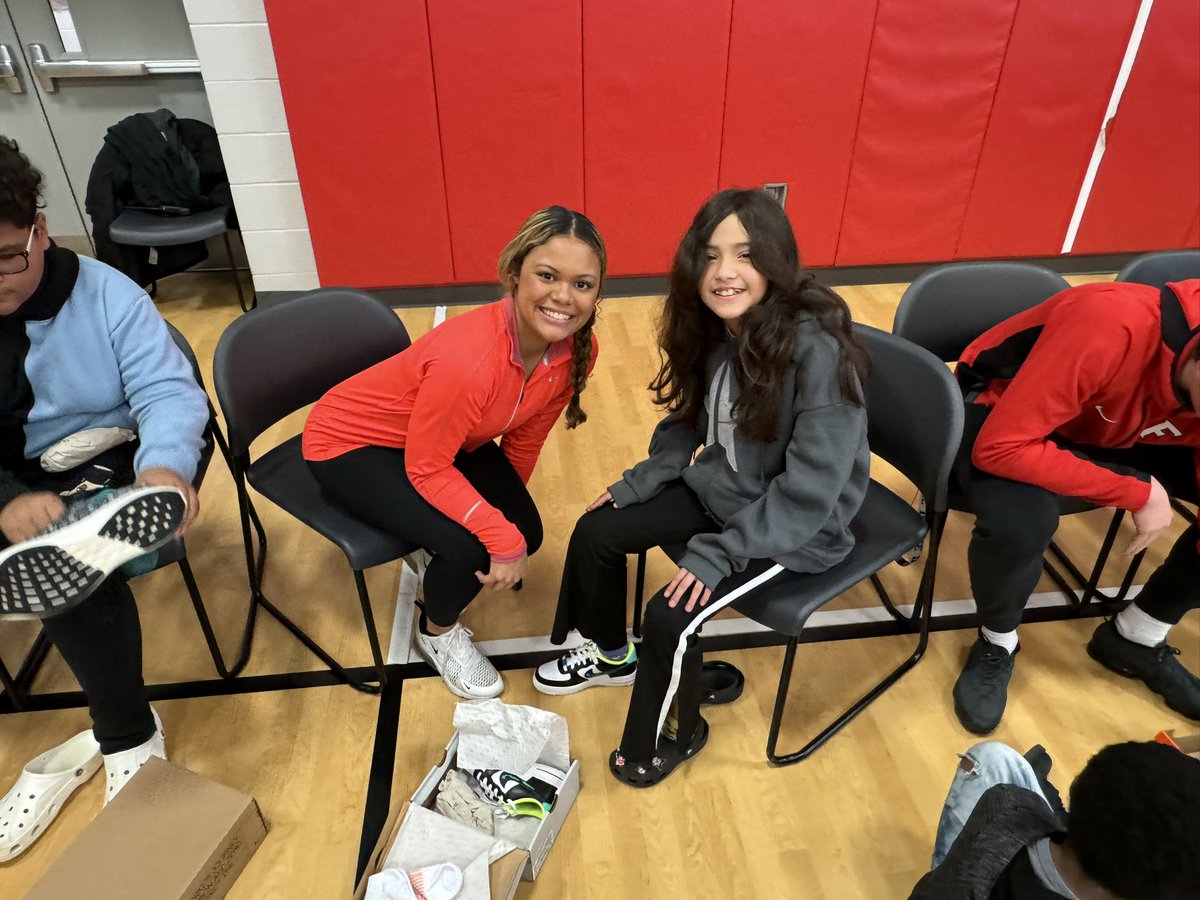 👟…An incredible event at Central Elementary today! The 'Just a Pair of Shoes' event was simply amazing. Witnessing the joy on the kids' faces as they received their free gifts was truly heartwarming. @FFGirlsBBall #CommunityLove #Grateful