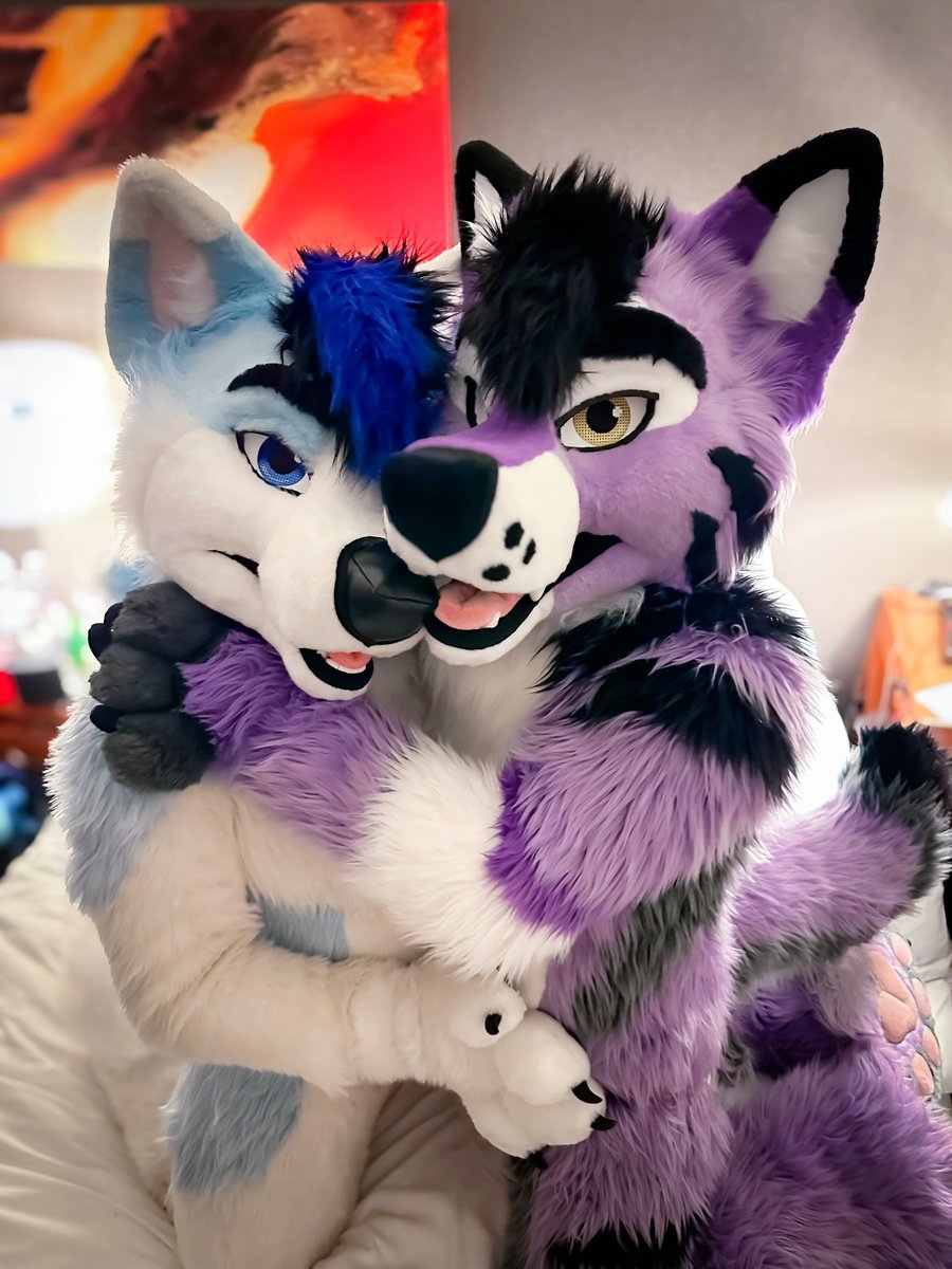 A reminder to hug your friends or send a hug message 🥰 Happy #FursuitFriday ☺️ With @gray_awoo 🪡 🧵@TwinkyArts