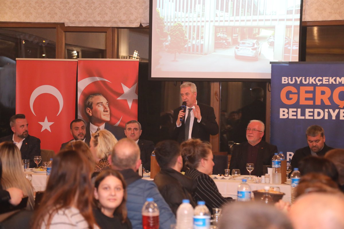 Kamiloba Mahallemizde, İstanbul Milletvekilimiz Sn. Bayram Şenocak ve geçmiş dönem İstanbul Milletvekilimiz Sn. Hüseyin Bürge'nin de katılımıyla, Büyükçekmece'mizin esnaf ve aileleriyle iftarımızı açtık. Bu özel buluşmada, planladığımız projeleri tanıttık ve desteklerini istedik.