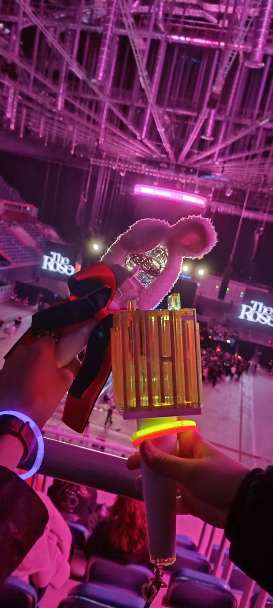 Luna12391's tweet photo. SF9 and NCT support 🖤#DawnToDuskTour #theroseinkrakow #theroseinpoland #theroseconcert https://t.co/XkBwpPCueL