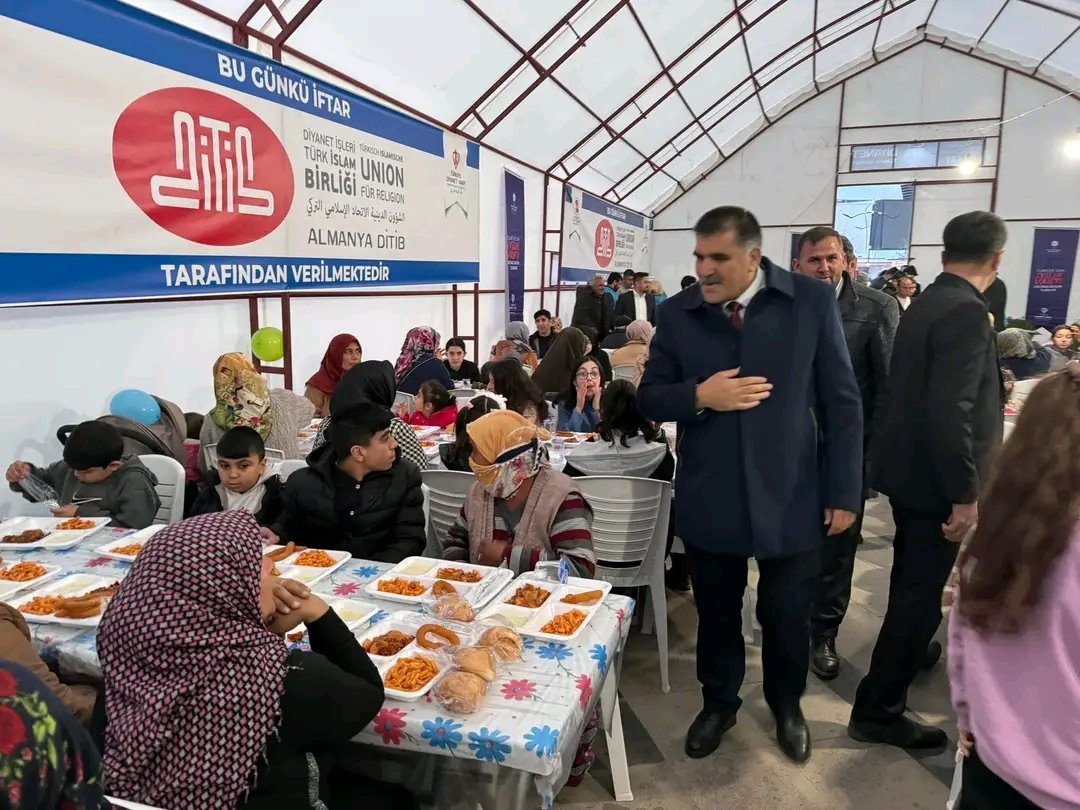 Bugünkü iftarımızı Millet Meydanında Türkiye Diyanet Vakfı Tarafından Kurulan İftar Çadırında Vatandaşlarımızla Birlikte Açtık. Rabbim Tuttuğumuz Oruçları Kabul Etsin 🤲🏻 #YenidenRefahPartisi #FatihErbakan #AhlaklıBelediyecilik #Türkoğlu #MehmetKaraca