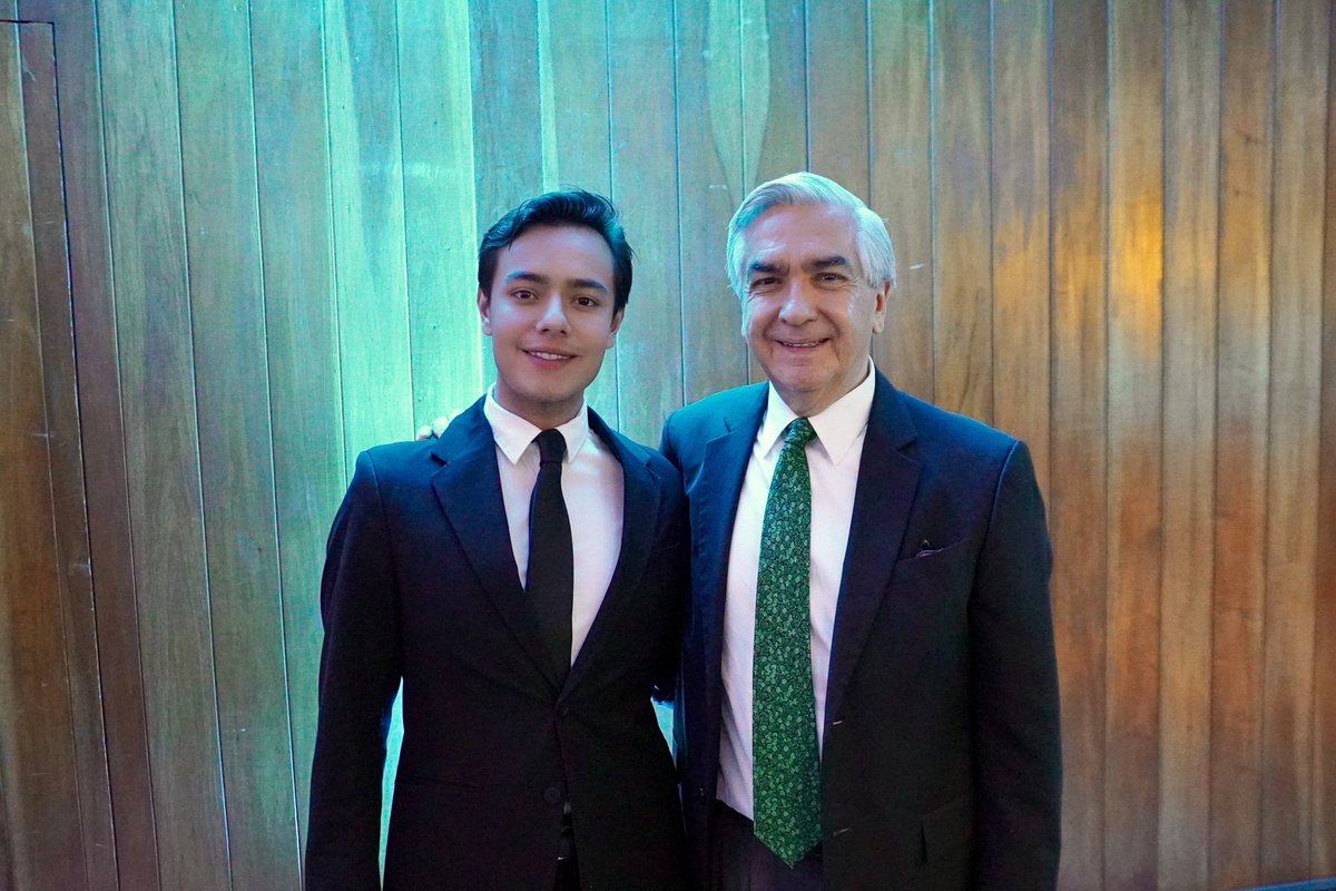 Un placer haber compartido cena con un profesional de trayectoria tan destacada como lo es <a href="/CarlosFAlmadaL/">Carlos Almada</a>, ex Embajador en Portugal y Japón. 

Sin duda, fue para mí una inspiradora conversación el escuchar sus experiencias. 

¡Gracias, un gusto!