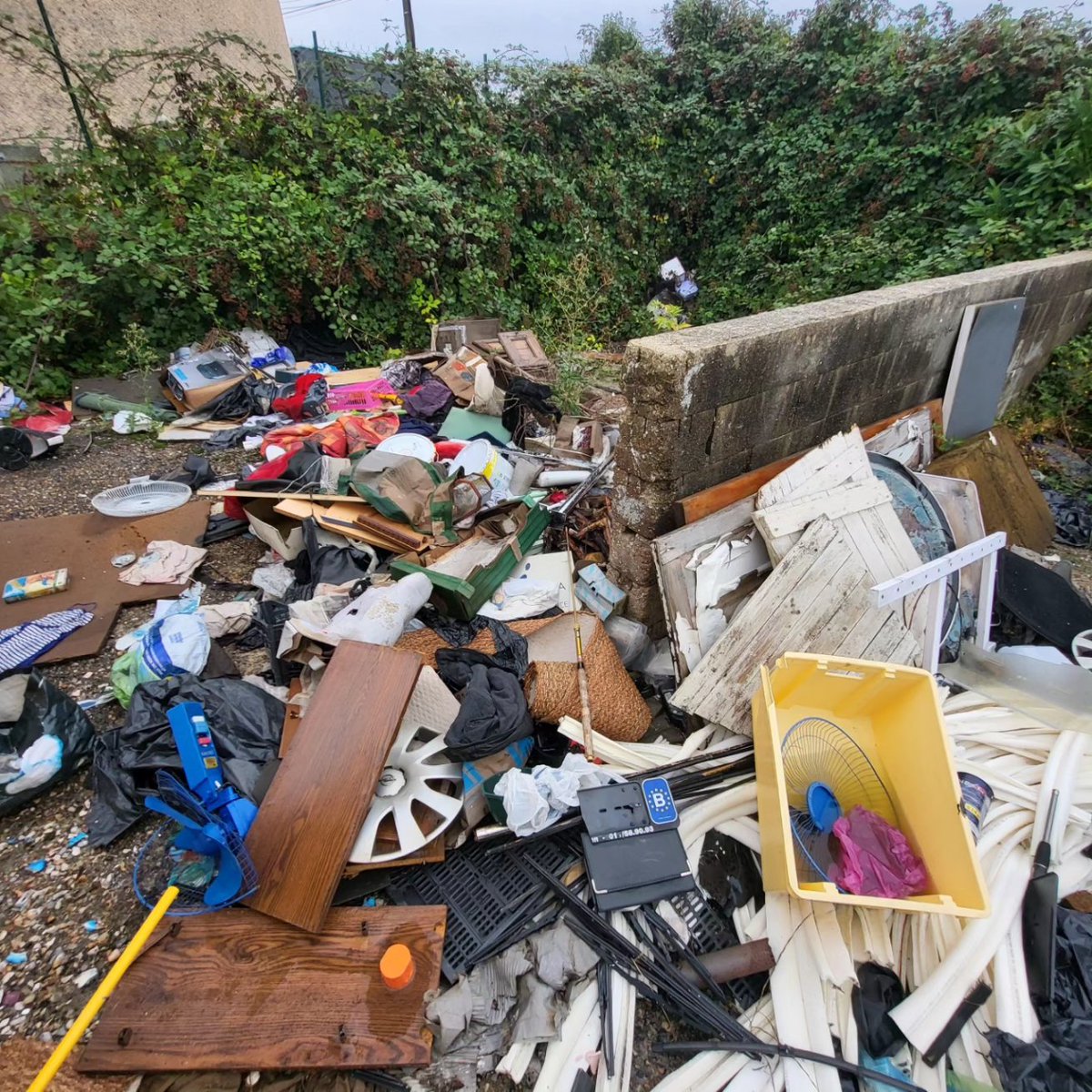 Opdebarras's tweet photo. 🫣 Traitement d'un dépôt sauvage de déchets.

C'est sur le parking d'une enseigne de prêt-à-porter que ces déchets ont étés déposés sans gêne.

Prestation réalisée à Franqueville St Pierre.

Une question ? Un projet ?
07 67 52 43 22
https://t.co/j7lVS7HejO https://t.co/wOONjR9x5v