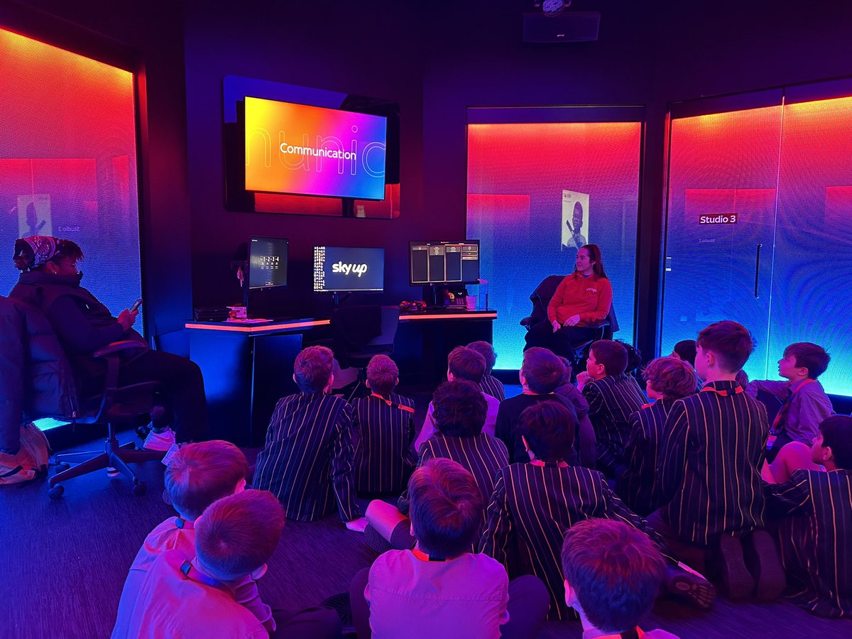 CCJuniorY6's tweet photo. 6M and 6O from #CCJYear6 had a fantastic time at Sky studios @SkyGroup today, creating a news broadcast focussing on the impact of social media on young people. They were absolutely amazing! #CCCollaborators #CCModernEducation #CCThrive https://t.co/s4pbRRcmqc