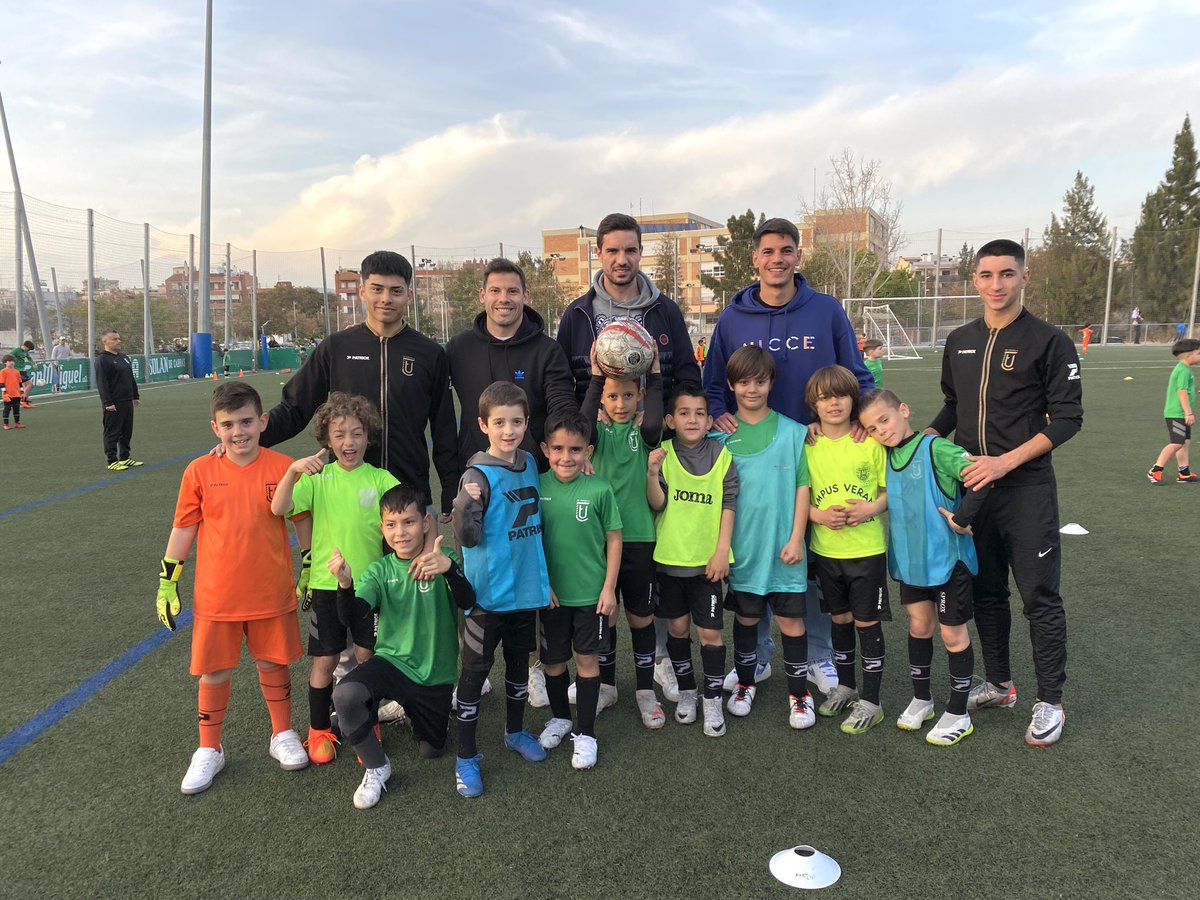 🙌🏻💚 Visita dels capitans de la #UECornellà, <a href="/88kike_lopez/">⚽️kike lopez⚽️✌🏼</a>, <a href="/toniarranz6/">Toni Arranz</a> i <a href="/AndreuHdez_4/">Andreu Hernández</a>, als nois i noies de la pedrera de la <a href="/FundacioUEC/">Fundació UE Cornellà</a>! 

👏🏻🤩 Se'ns ha fet curt! Demà us hi esperem a l’@stagefrontstad per gaudir del 𝗗𝗜𝗔 𝗗𝗘 𝗟𝗔 𝗖𝗜𝗨𝗧𝗔𝗧! 

#CornellàNàstic 💪🏻🔥