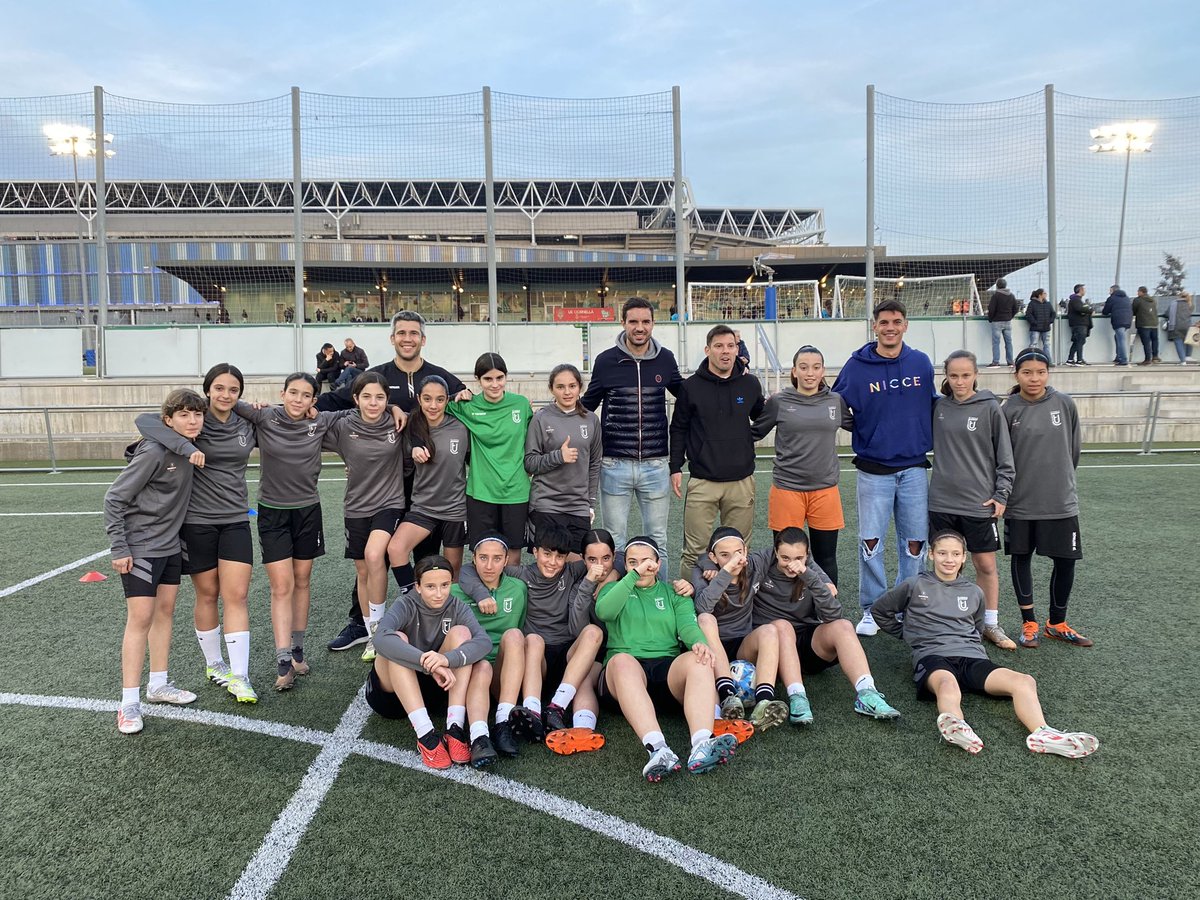ue_cornella's tweet photo. 🙌🏻💚 Visita dels capitans de la #UECornellà, @88kike_lopez, @toniarranz6 i @AndreuHdez_4, als nois i noies de la pedrera de la @FundacioUEC! 

👏🏻🤩 Se'ns ha fet curt! Demà us hi esperem a l’@stagefrontstad per gaudir del 𝗗𝗜𝗔 𝗗𝗘 𝗟𝗔 𝗖𝗜𝗨𝗧𝗔𝗧! 

#CornellàNàstic 💪🏻🔥 https://t.co/kMlAtnNr1D