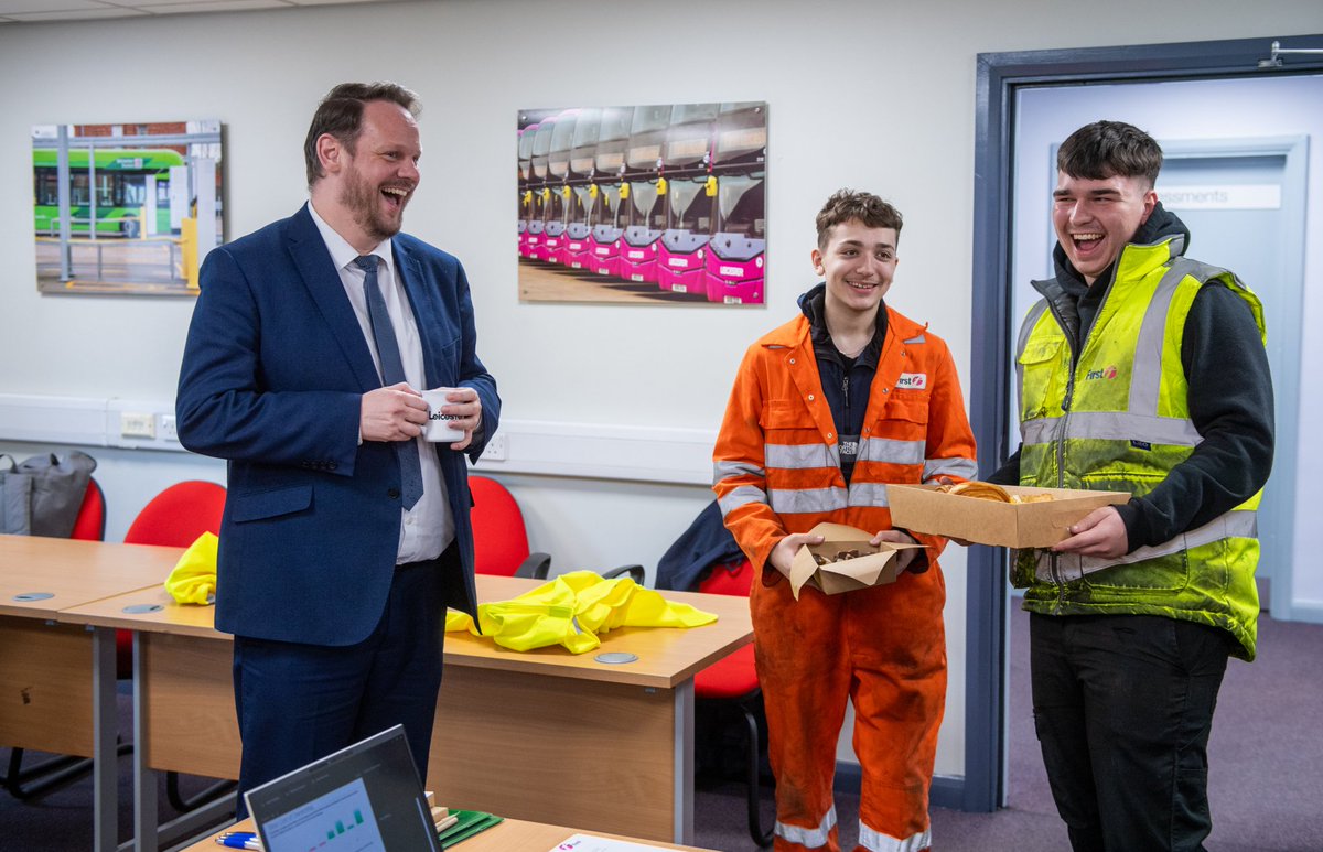 Shadow Local Transport Minister @simonlightwood meets the new apprentices at @FirstLeicester 🚍