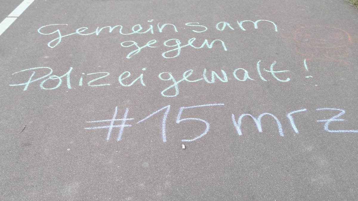 copwatch_le's tweet photo. Hier ist unser Redebeitrag von der heutigen Demo zum Internationalen Tag gegen #Polizeigewalt.
Wir danken den ca. 100 Anwesenden und Organisator:innen für die gute Veranstaltung in #le1503.
#AllCopsareBorders #AbolishThePolice!
https://t.co/RGtfmQCLex https://t.co/a7c1tsl56D
