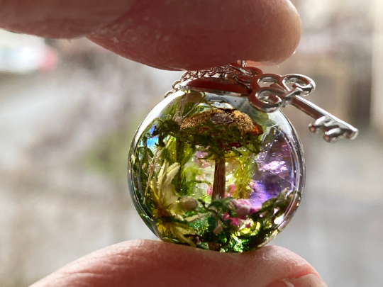 hi folks, its been a long time since I've been on twitter, or x or whatever! Here is my latest mushroom necklace, I created this in many resin stages, finished piece is like a piece of the forest floor, it contains actual  real mushroom  #SmallBiz #resin #resinjewellery