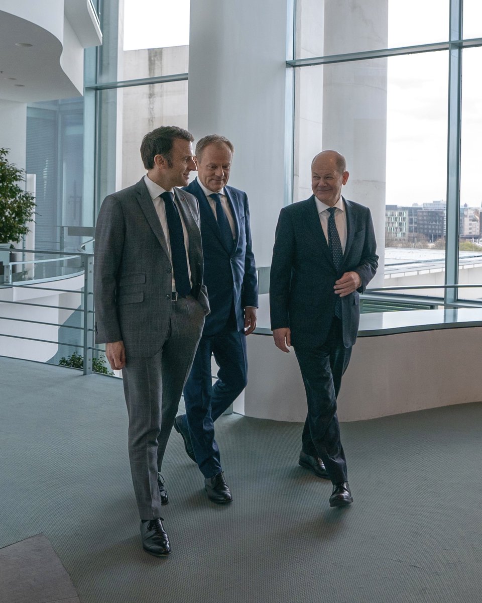 EmmanuelMacron's tweet photo. Frankreich, Deutschland, Polen, gemeinsam entschlossen, die Ukraine in jeder Hinsicht und dauerhaft zu unterstützen und Russland niemals gewinnen zu lassen.

Für unsere Sicherheit, für Europa.

Unsere Einheit ist unsere Stärke. https://t.co/MFFAS2wJV6