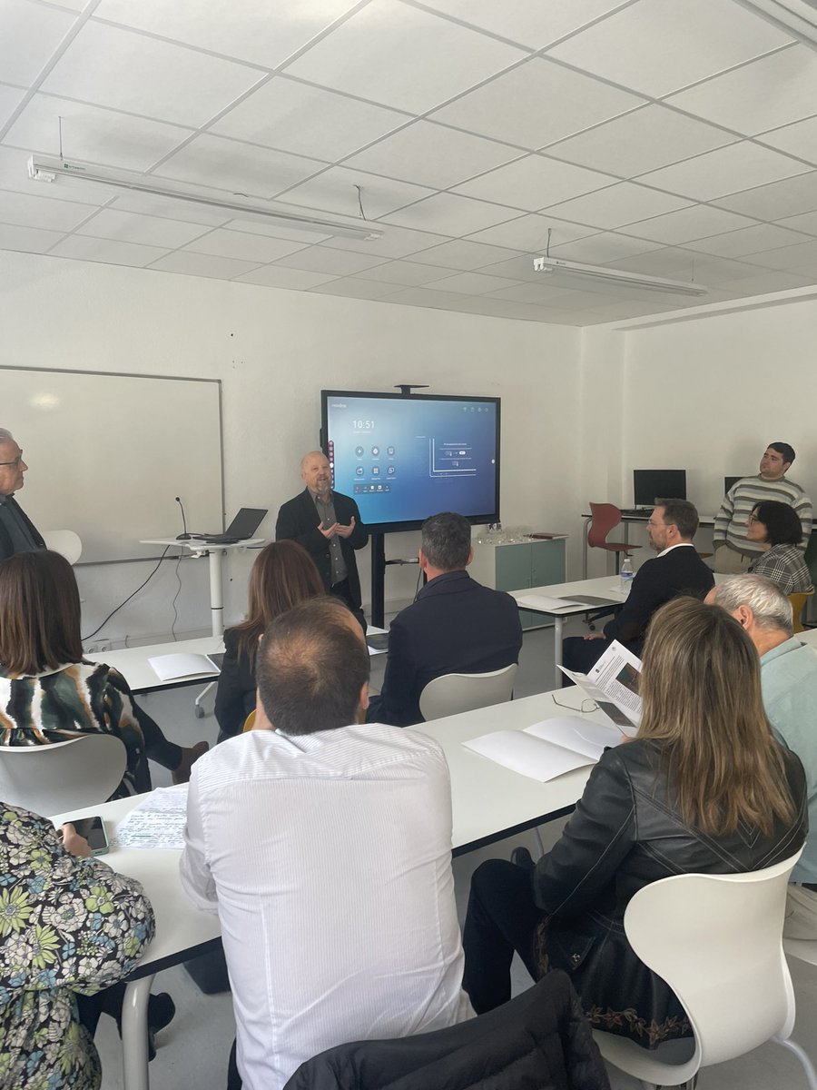 Como ya sabéis hoy junto a la inauguración del Aula Ateca, hemos descubierto el resultado del Taller de Felicidad , aquí os dejo unas cuantas fotos del día de hoy!! 📸
#CyACartuja #reporterotuitero