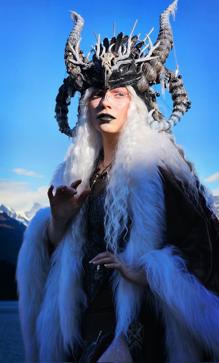 Winter Oracle 🤍❄️ I edited the background of this convention picture taken with my phone 😱 The white makeup is less flattering, but I think it brings more fantasy ✨️ #Oracle #originalcharacter