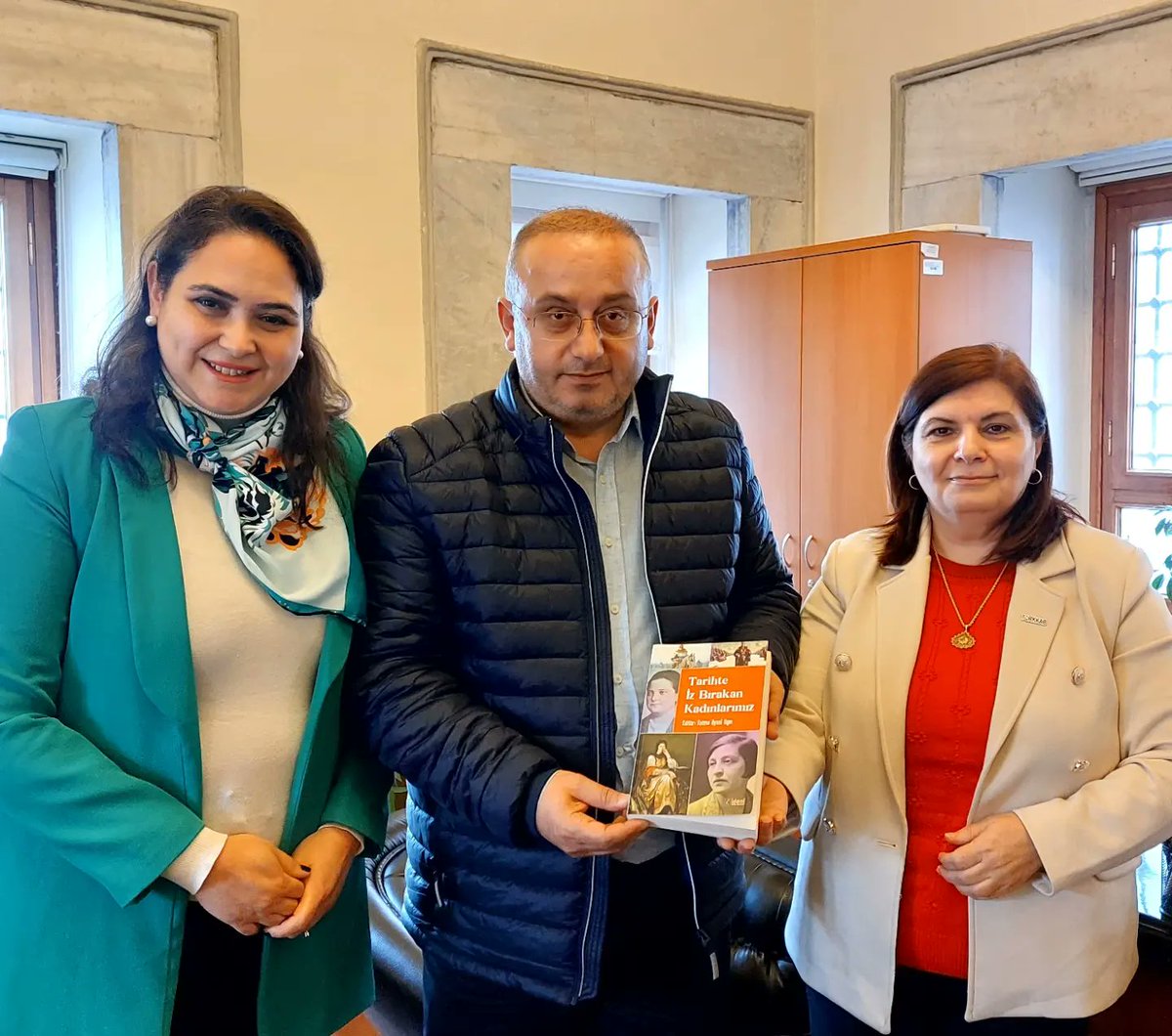 📍Bugün TÜRKKAB olarak İ.Ü. Türkiyat Araştırmaları Ens. Müdürlüğüne atanan Prof. Dr. Zişan Furat'a ve Müdür Yardımcısı olan Doç. Dr. Ömer Kul'a hayırlı olsun ziyaretinde bulunup kitaplarımızdan hediye ettik. 🇹🇷 @uydu_yucel @omerkul_61 @istanbuledutr @iuturkiyat
