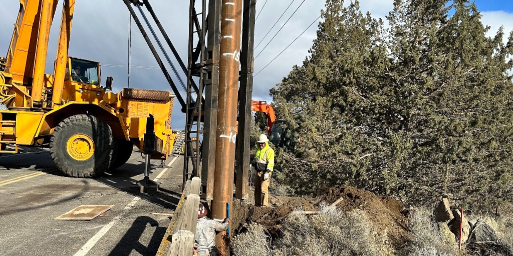 Our weekly road report is live. Check out the link to learn more about the following projects. bit.ly/3MoylEF 📷: This week’s photo shows pile driving work occurring at the Smith Rock Way Bridge.